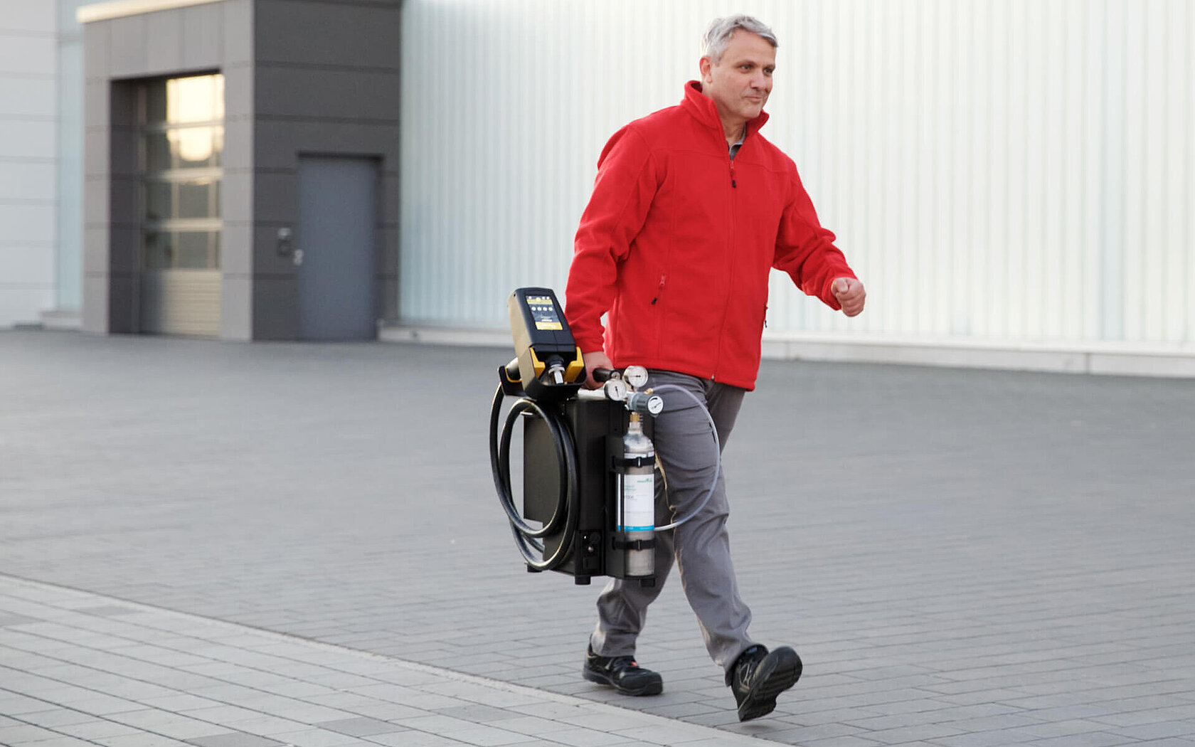 Carrying the mobile optical emission spectrometer ferro.lyte