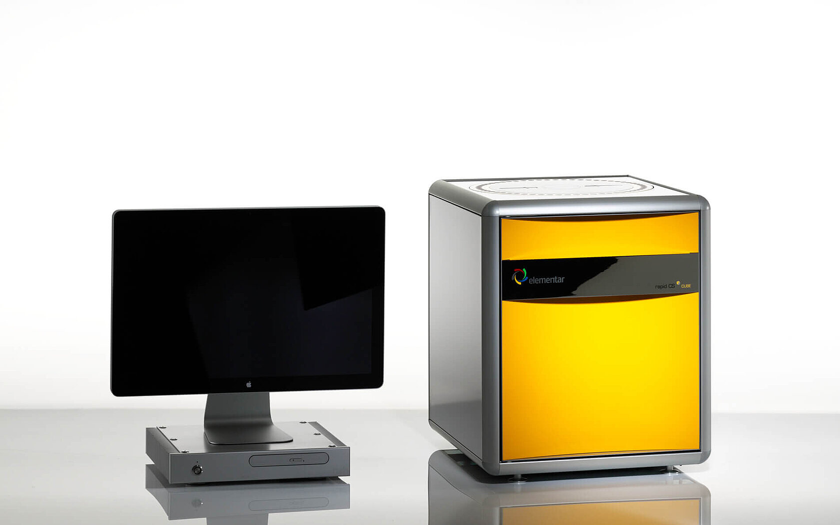 Carbon and sulfur analyzer rapid CS cube with computer and monitor