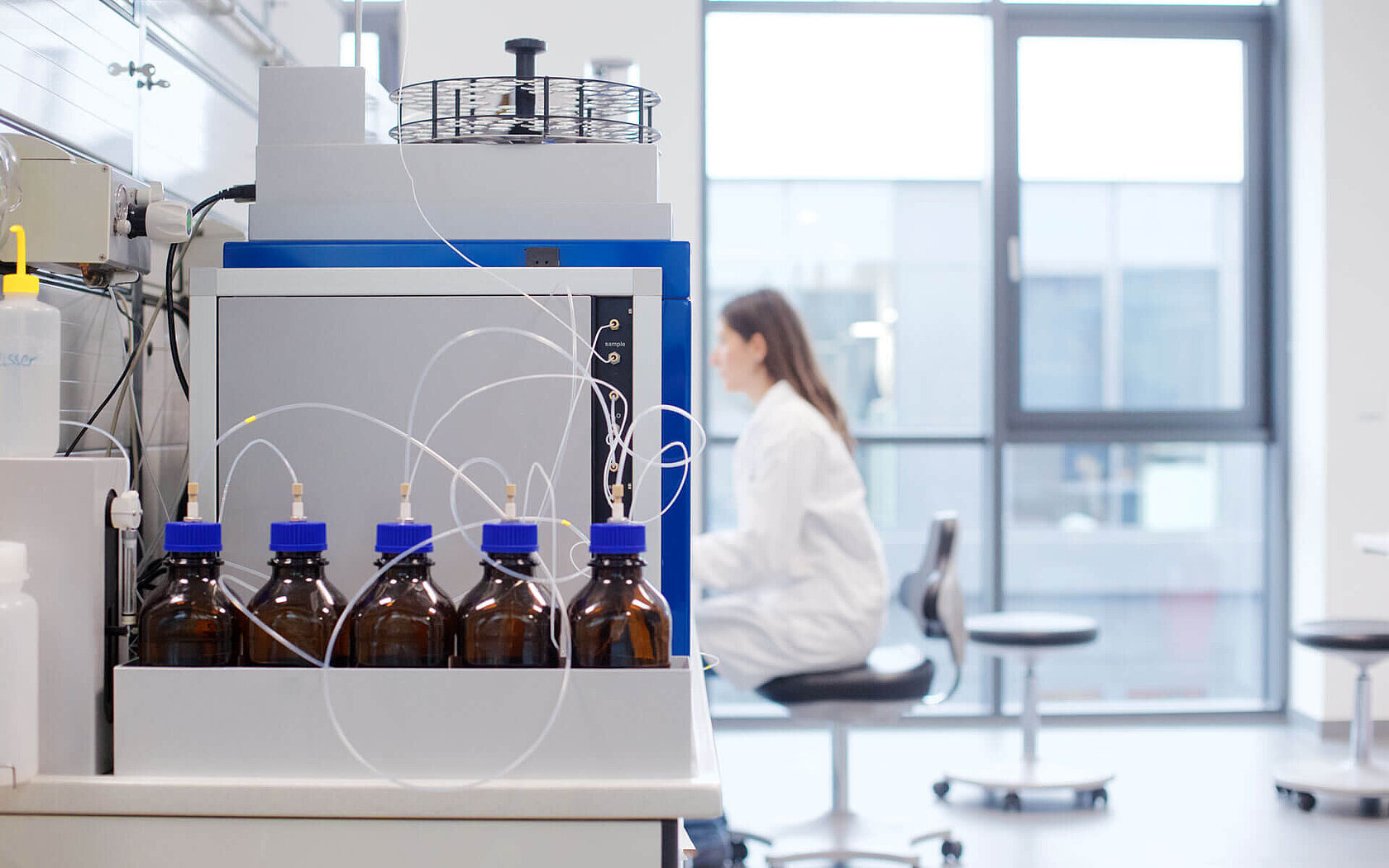 acquray in the laboratory side view