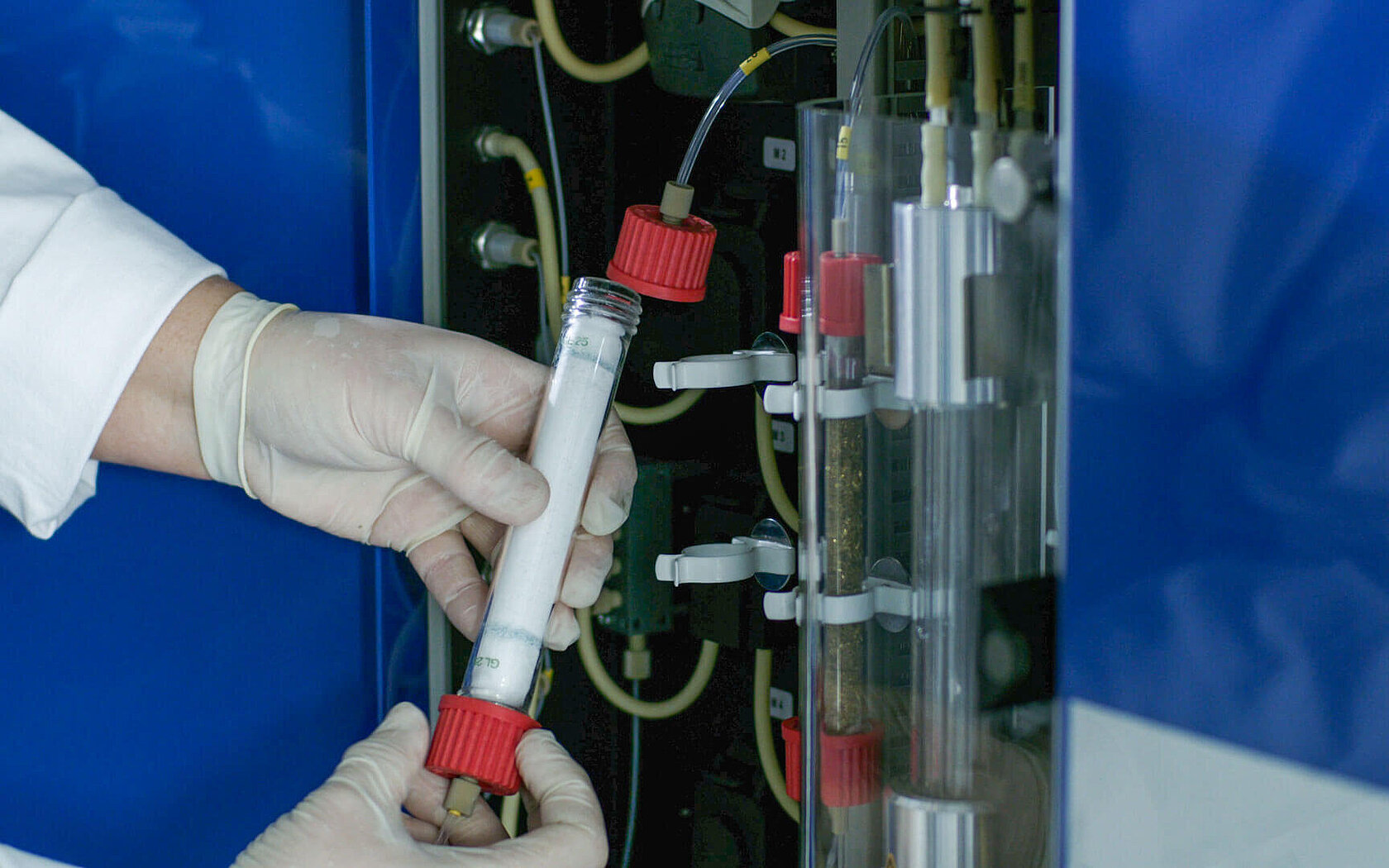 Exchanging the drying tube of the acquray