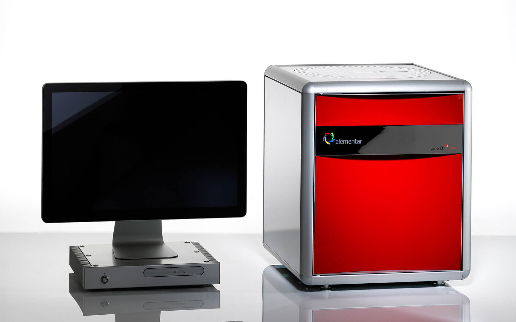 Elemental analyzer vario EL cube with computer and monitor