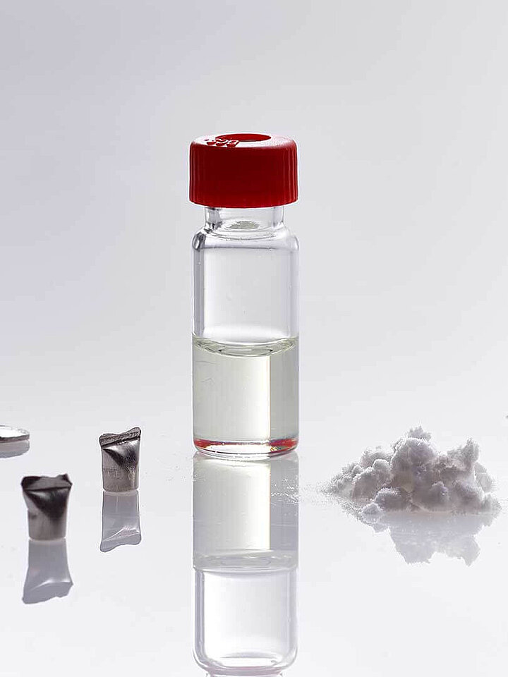 Different samples and sample containers