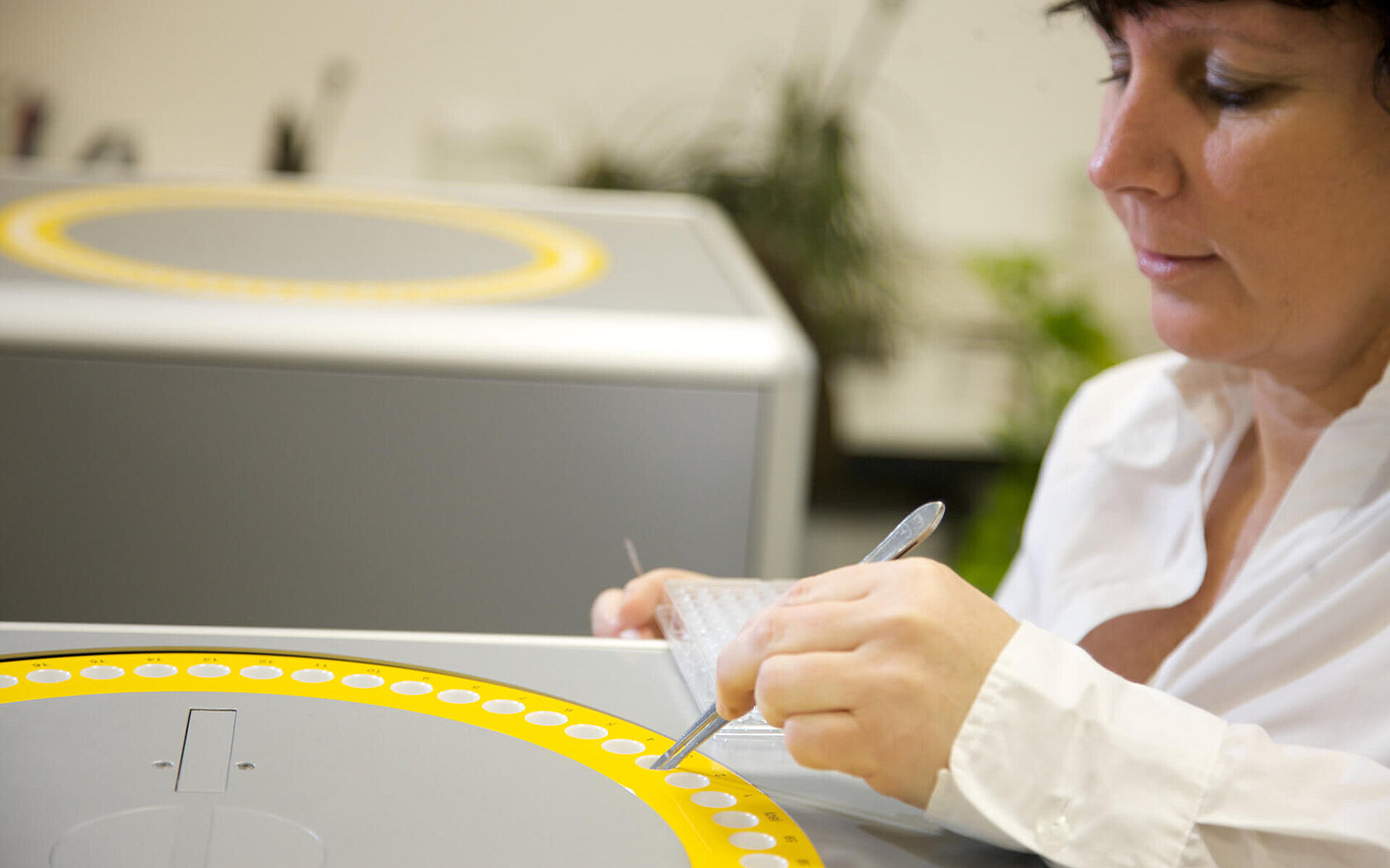 Placing samples into the autosampler of the rapid CS cube