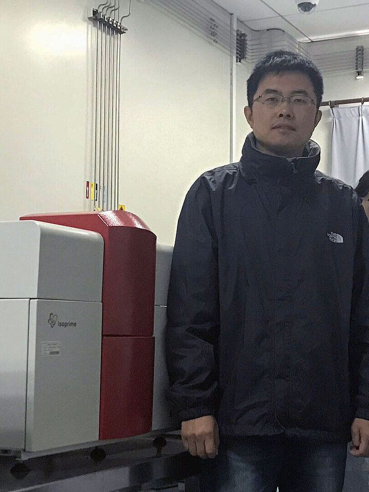 上海海洋大学内研究所にてLi教授とそのチームメンバーの皆さん 上海海洋大学内研究所にてLi教授とそのチームメンバーの皆さん