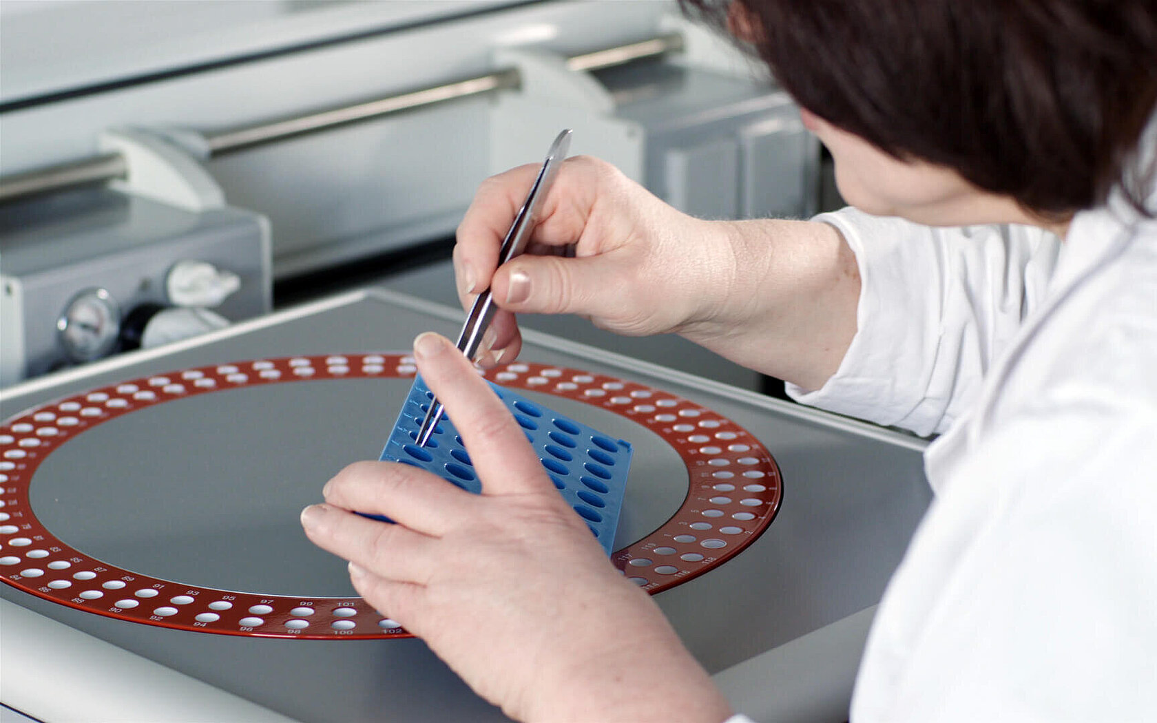 Beschickung des automatischen Probengebers des UNICUBE