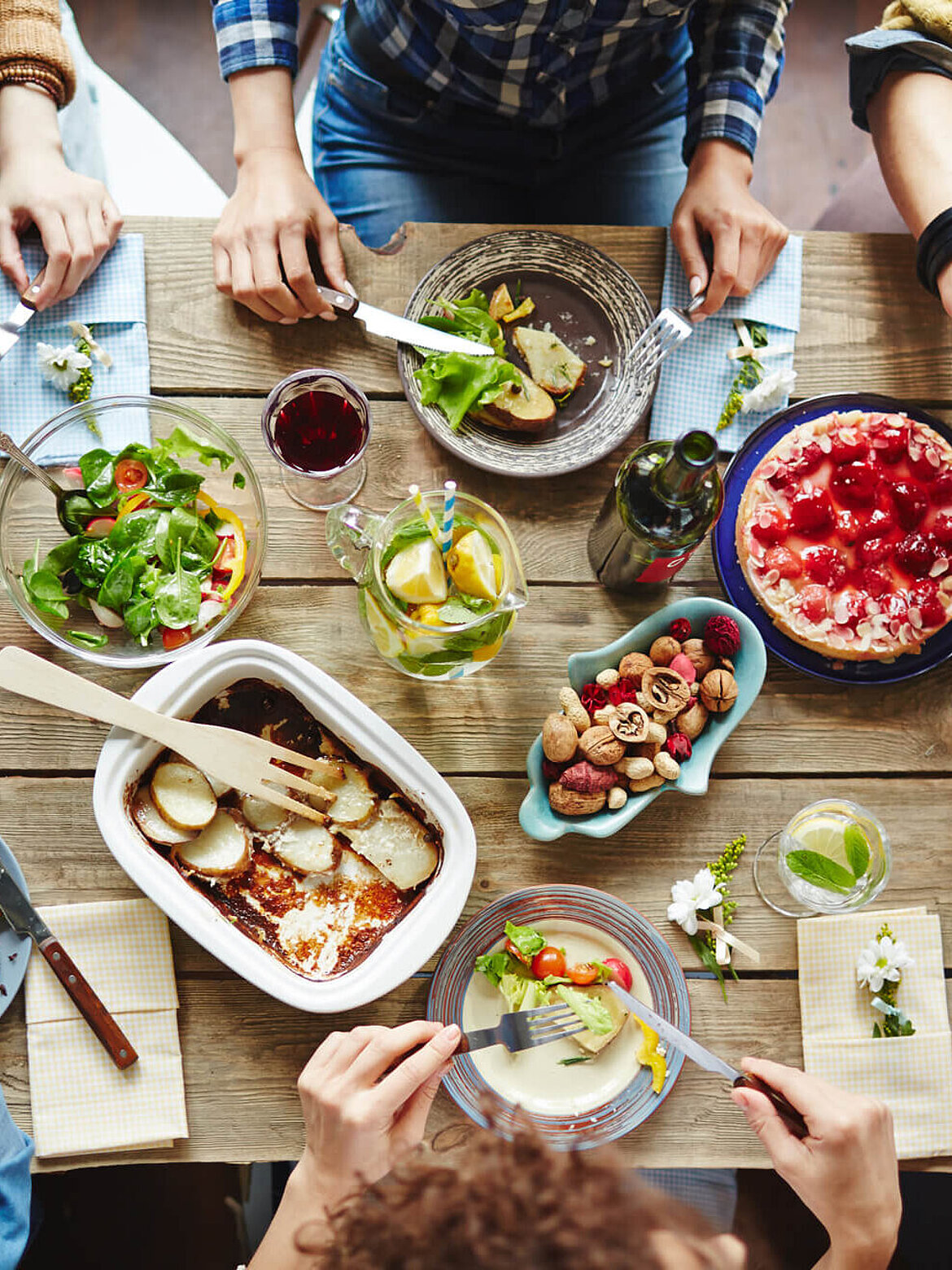 料理と野菜で埋め尽くされたテーブル