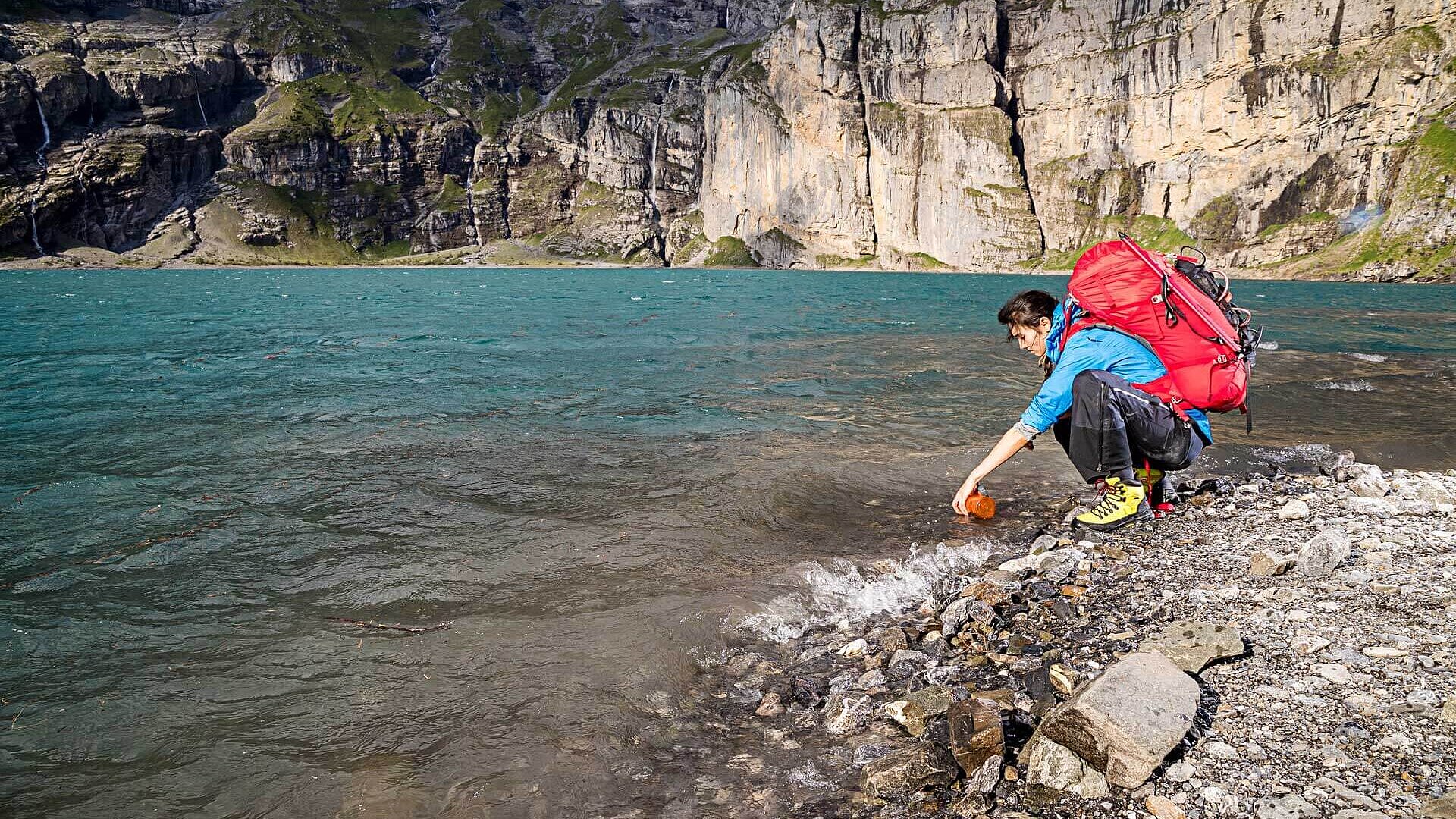 Neue Challenge.  Eine Wanderin füllt ihre Trinkflasche auf
