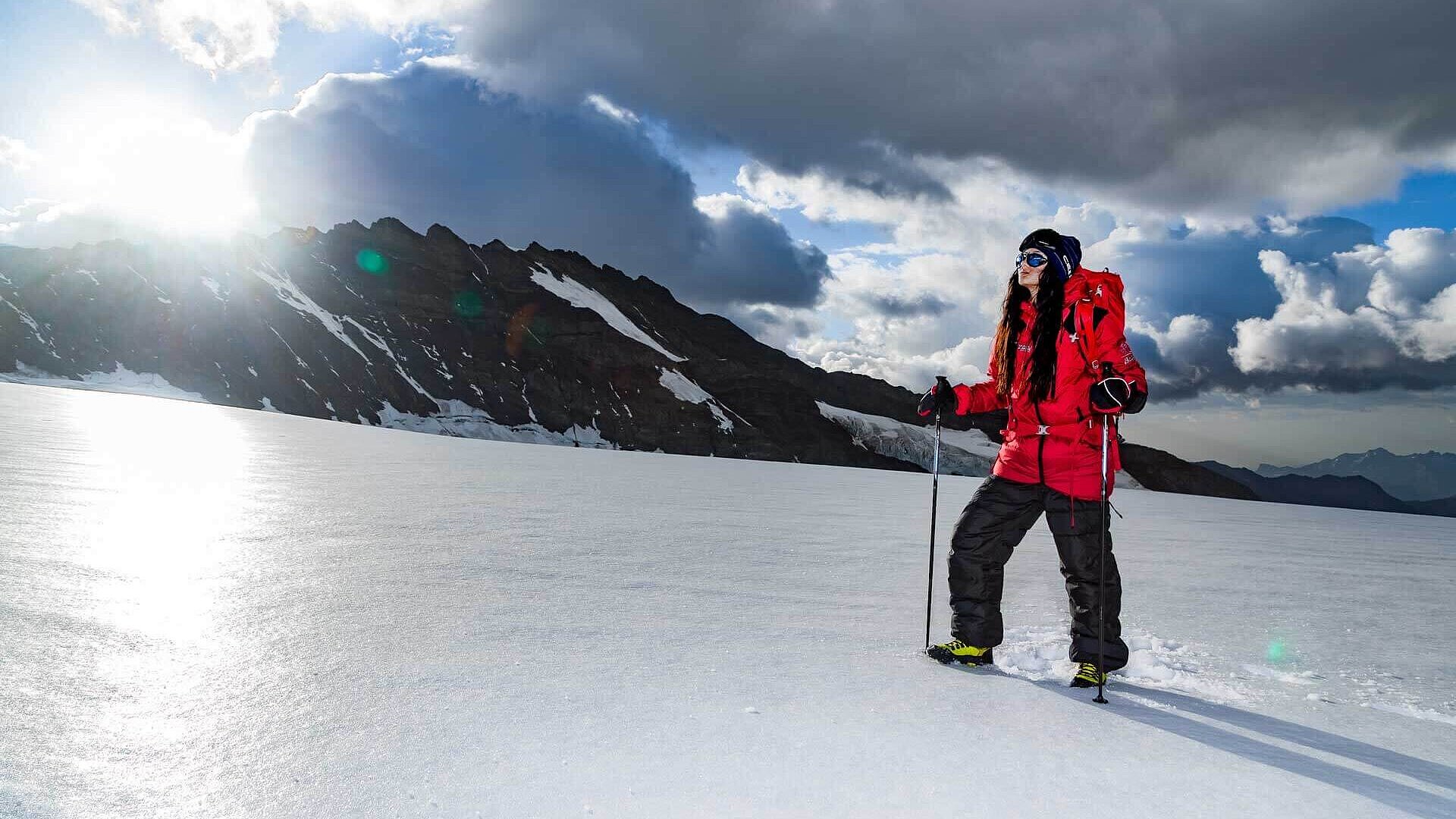Perspektive ändern. Eine Wanderin auf einem Gletscher