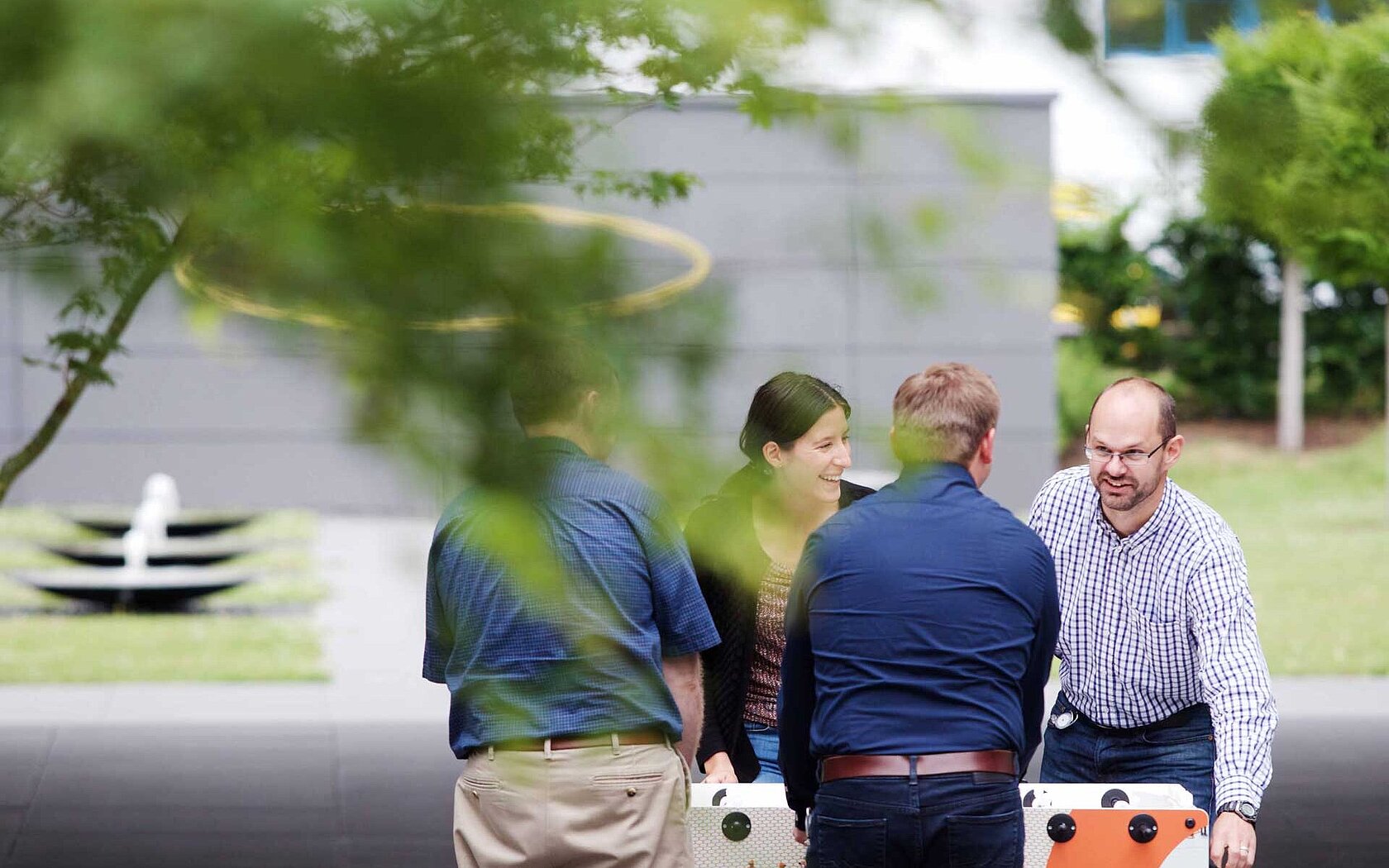 Mitarbeiter beim Tischfußball spielen