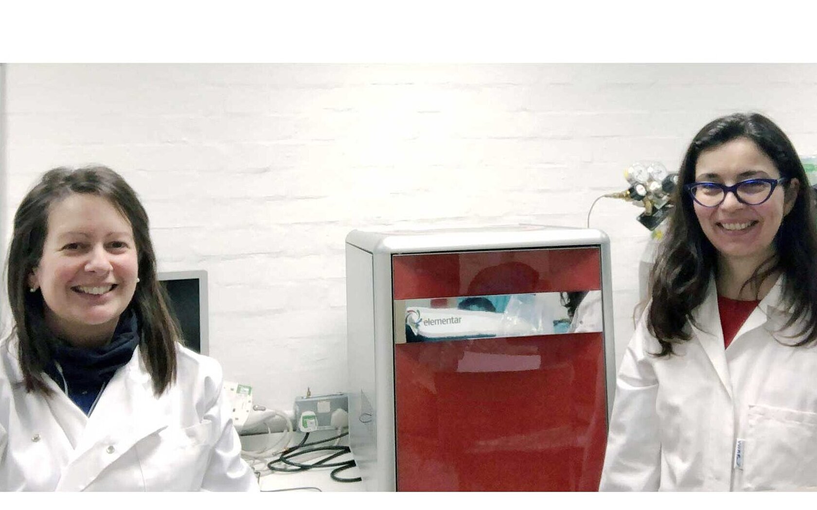 Dr Emma Humphreys-Williams and Konstantina Konstantinidou with their vario EL cube