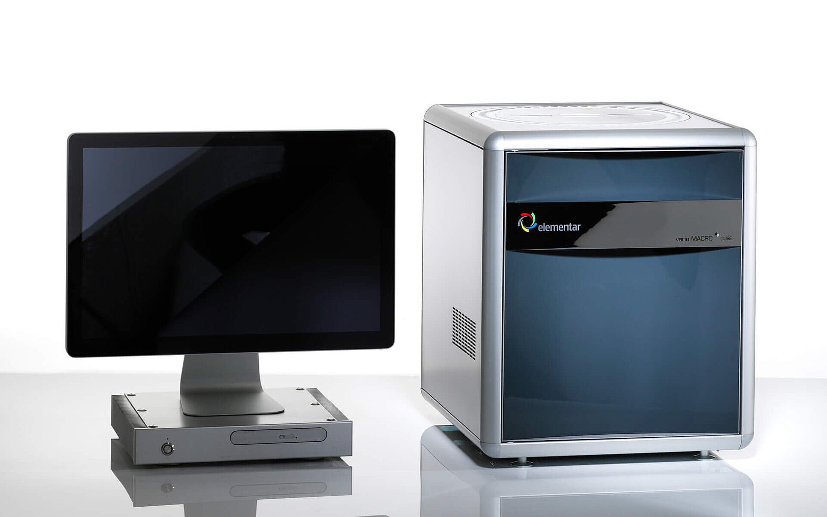 Organic elemental analyzer vario MAX cube with computer and monitor
