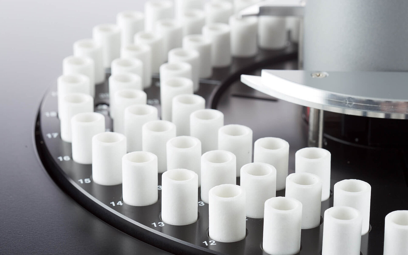 inductar CS cube autosampler with crucibles