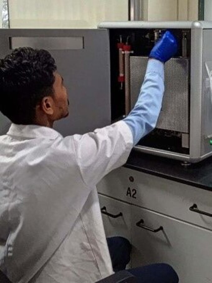 Herr Sourabh, Qualitätsprüfer bei Baramati Cattlefeeds, bei der Arbeit mit dem rapid N exceed® Dumas-Analysator