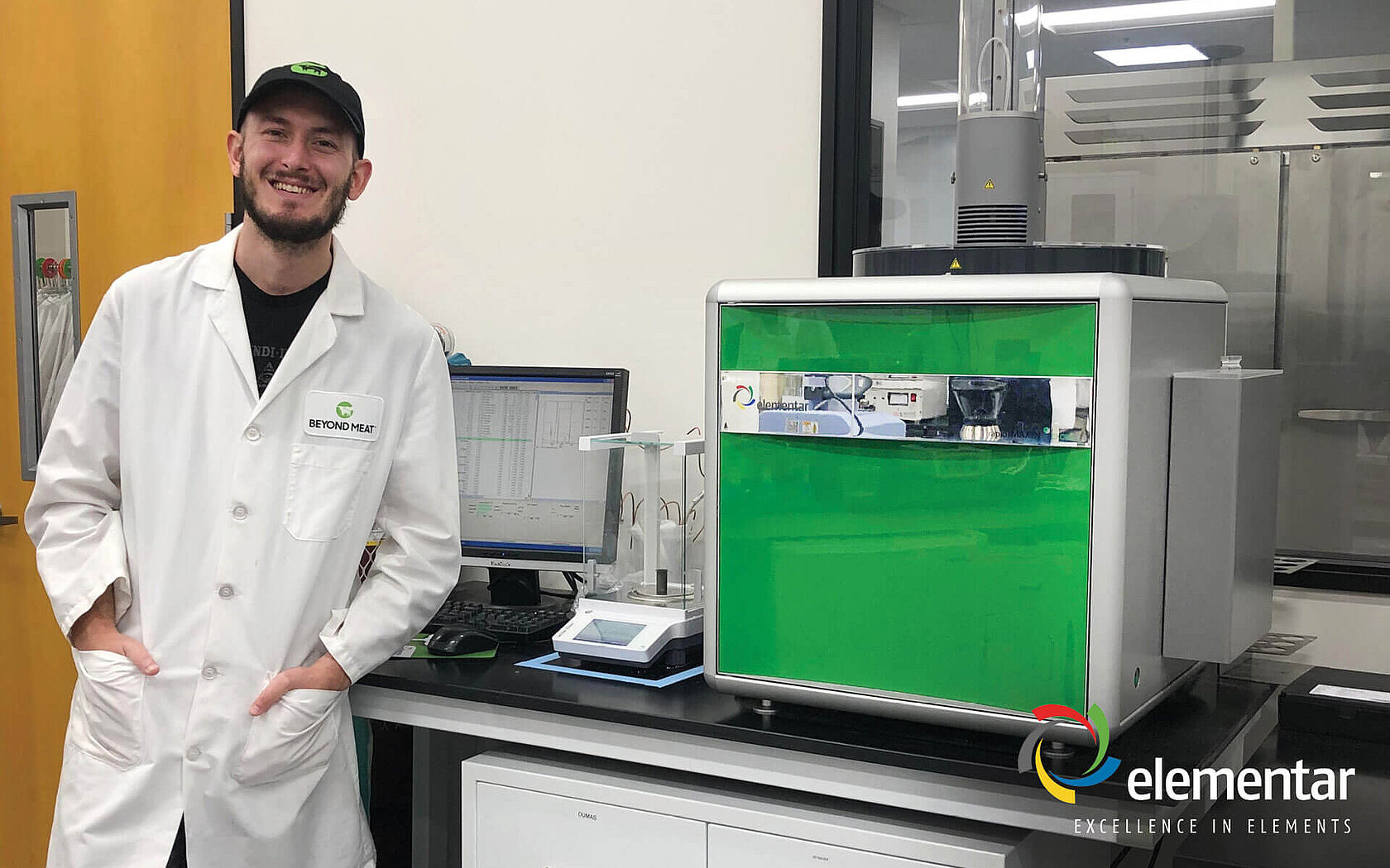 2019年に導入された窒素・タンパク質分析装置 rapid MAX N exceedとLee博士 2019年に導入された窒素・タンパク質分析装置 rapid MAX N exceedとLee博士