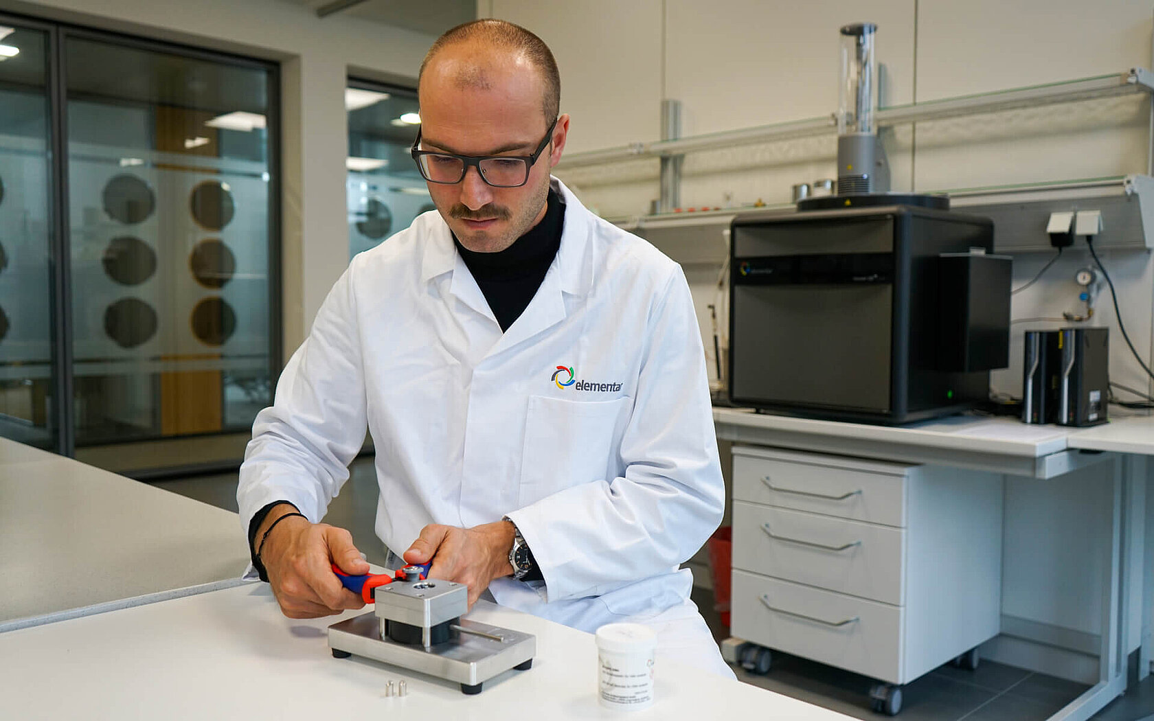 Pressing samples with the nickel capsule press inPress