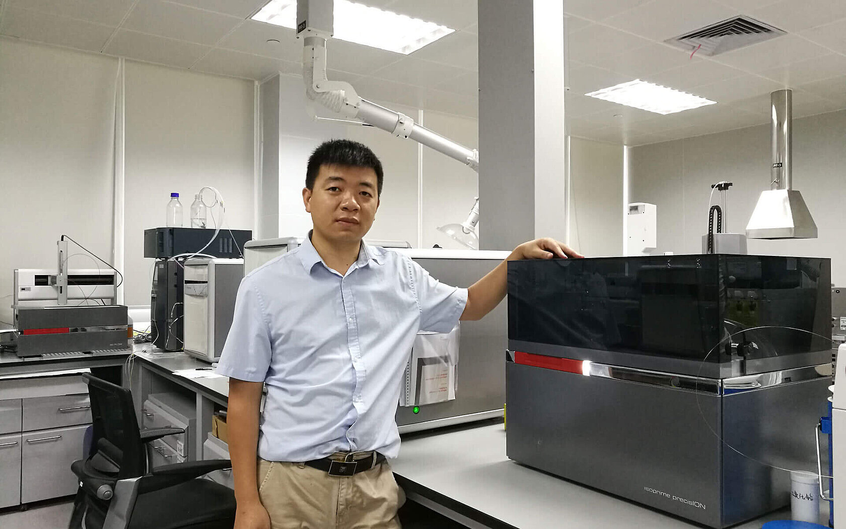 Dr Wu with the isoprime precisION IRMS system installed in 2018