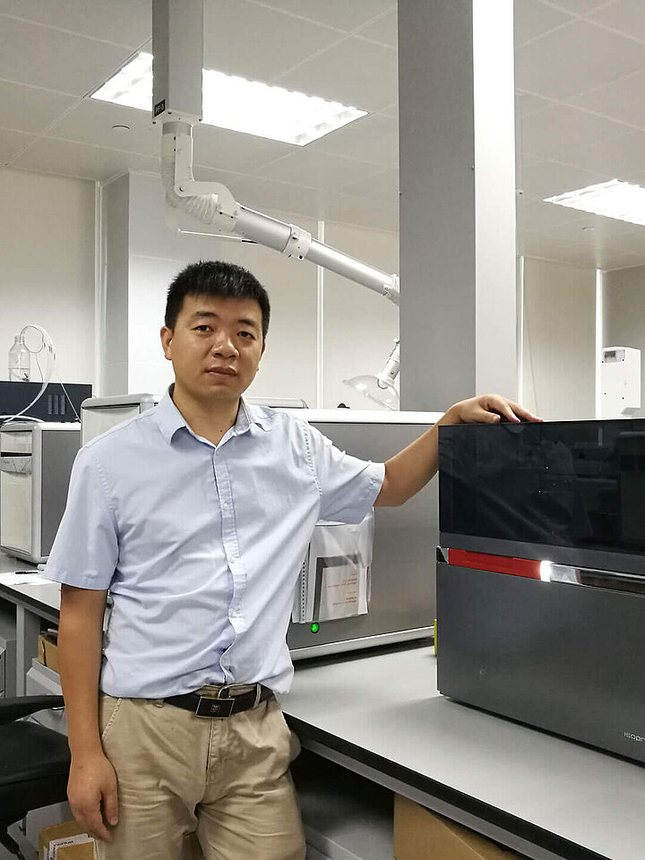Dr Wu with the isoprime precisION IRMS system installed in 2018