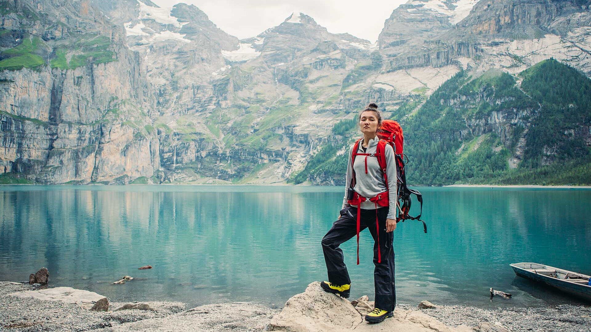 Neue Wege gehen. Eine Wanderin vor einem Bergsee