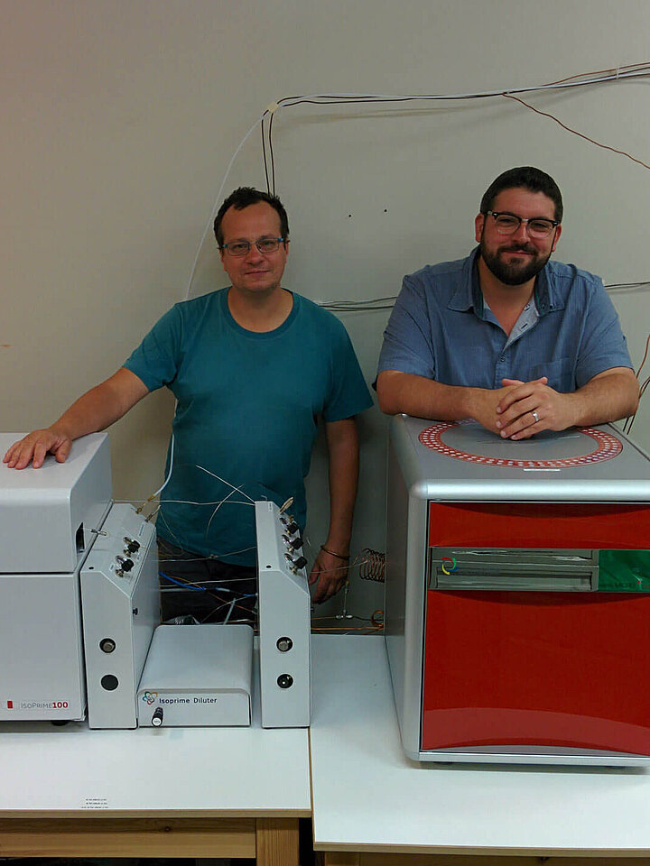 Gilles Lepoint 博士 と Loïc Michel 博士 と 使用されている IsoPrime100 Gilles Lepoint 博士 と Loïc Michel 博士 と 使用されている IsoPrime100